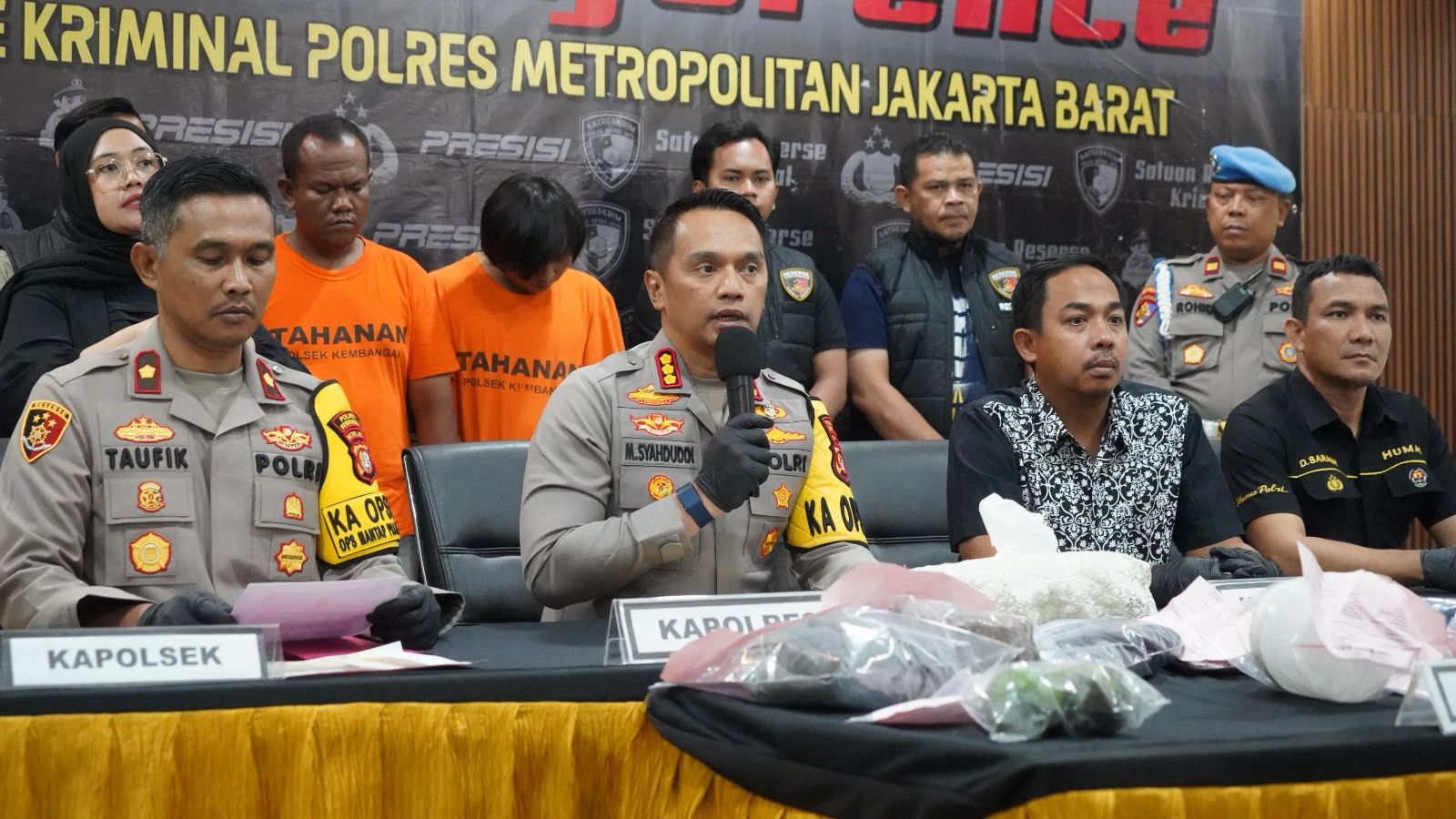 polres jakbar tetapkan tersangka pengeroyokan pedagang buah 78518