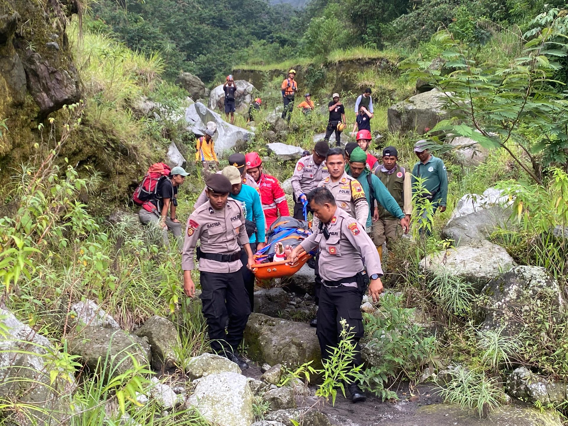 polres klaten evakuasi mahasiswa yang terperosok di jurang gunung merapi 84377