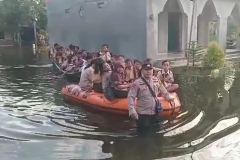 polres kudus sediakan perahu untuk bantu siswa terdampak banjir pergi ke sekolah 55224