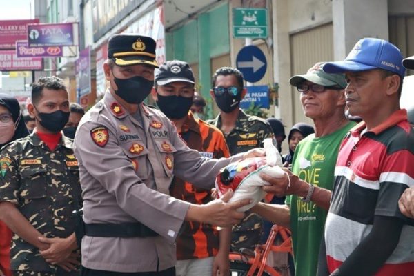 polres magelang kota bersama mahasiswa dan ormas bagikan baksos kepada warga 49783