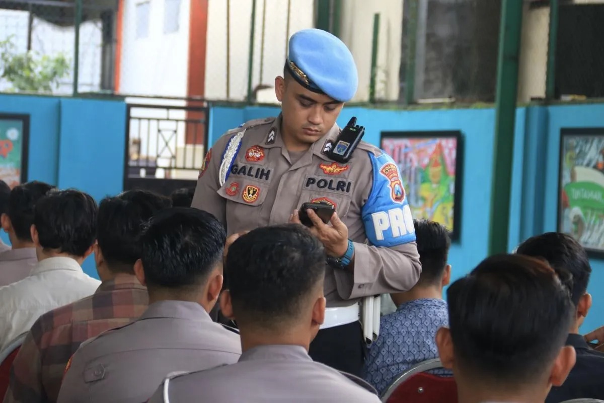 polres malang cek hp personel berkala untuk cegah judi online 75518