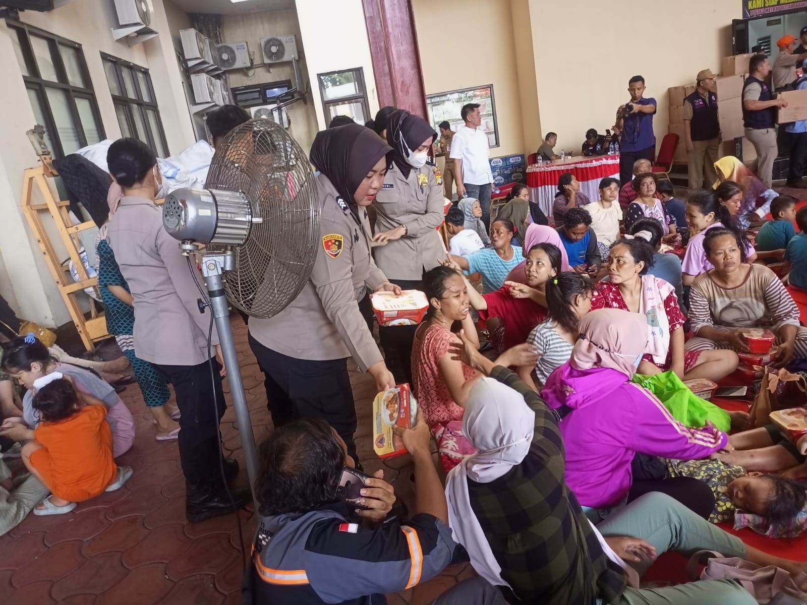 polres metro jakarta pusat gelar bakti kesehatan lapangan untuk korban kebakaran kebon kosong 83269 1
