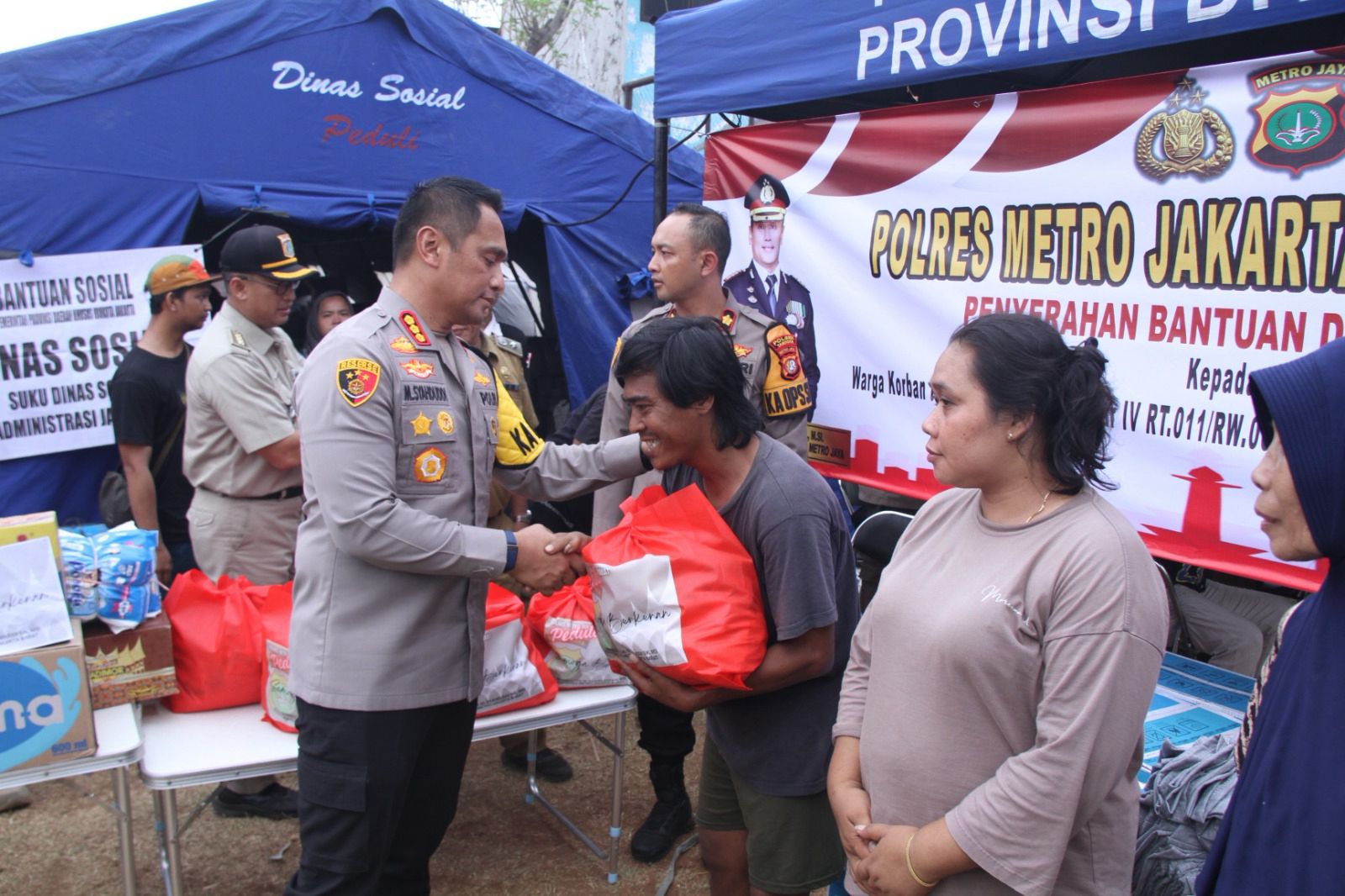 polres metro jakbar berikan bantuan korban kebakaran tambora 79922