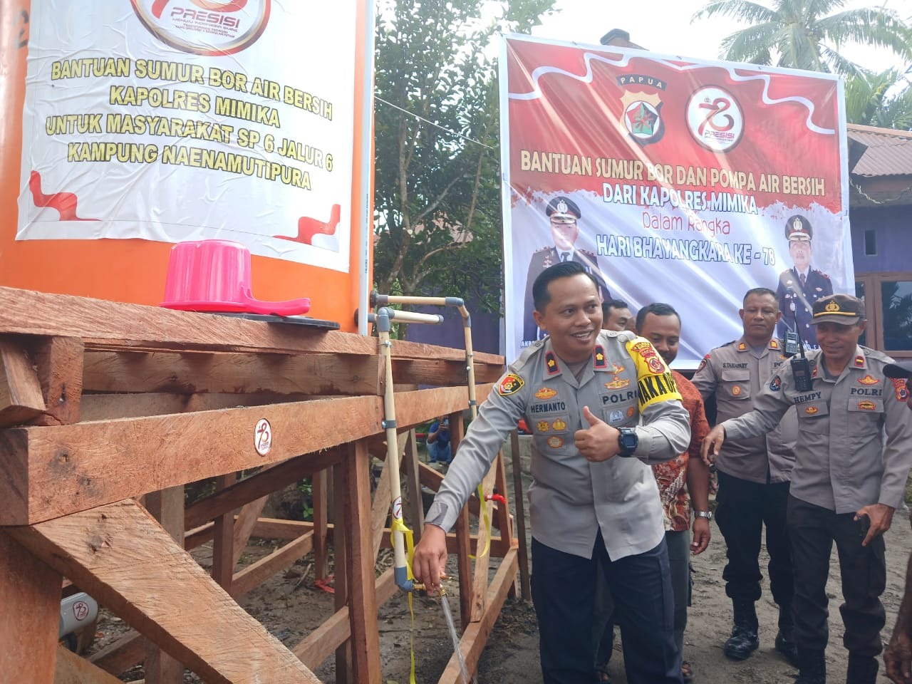 polres mimika beri bantuan air bersih kepada warga kampung naenamuktipura 76079