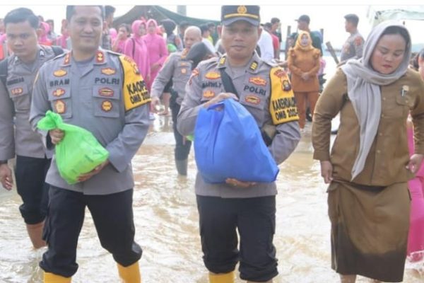 polres muaro jambi bersama bhayangkari salurkan ratusan paket sembako untuk korban banjir di desa pulau kayu aro 69378