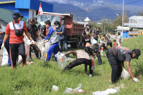 polres puncak bersama satgas ops damai cartenz dan masyarakat lakukan kegiatan jumat bersih 49423