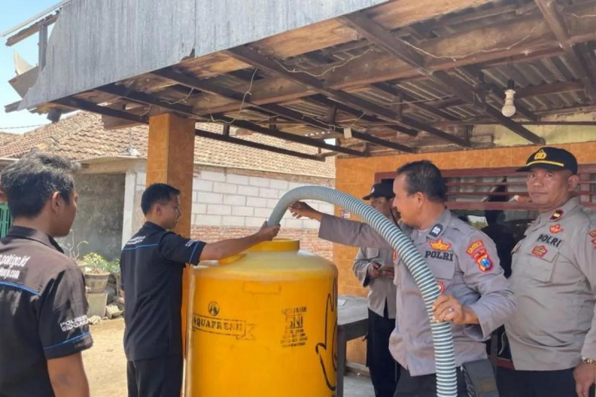 polres sidoarjo berikan bantuan air bersih 64362