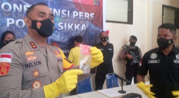 polres sikka berhasil mengamankan pengedar sabu sabu disembunyikan dalam kutang 48996