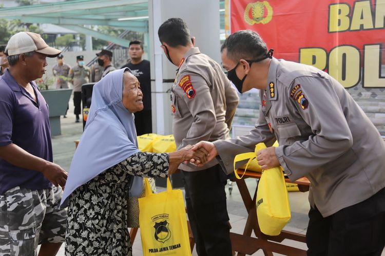polres tanjungpinang bagikan sembako pada warga terdampak pengurangan subsidi bbm 50800