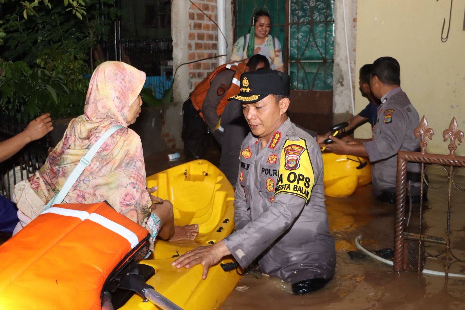 polresta bandar lampung gerak cepat bantu evakuasi warga yang terjebak banjir 70614