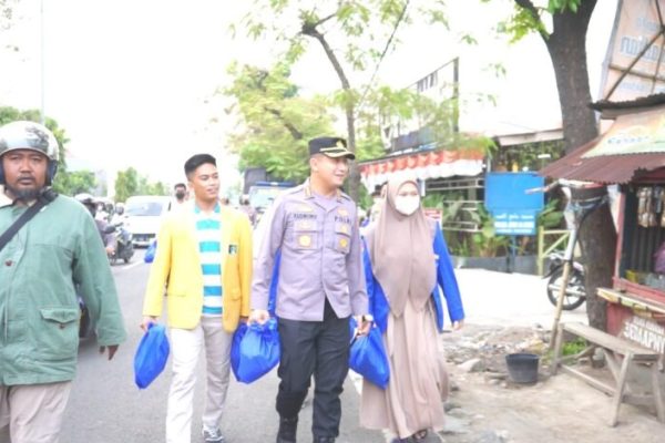polresta bandung bersama mahasiswa cipayung membagikan sembako 49514