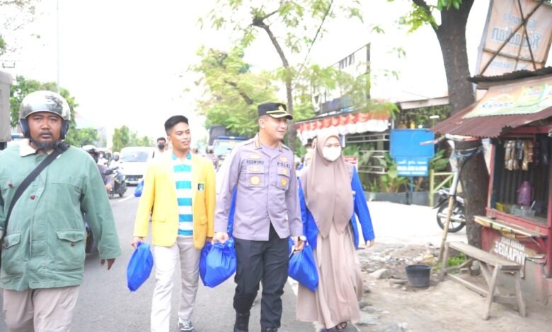 polresta bandung bersama mahasiswa cipayung membagikan sembako 49514