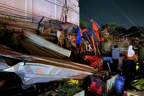 polresta bandung kerahkan personel evakuasi puing puting beliung 70488 1