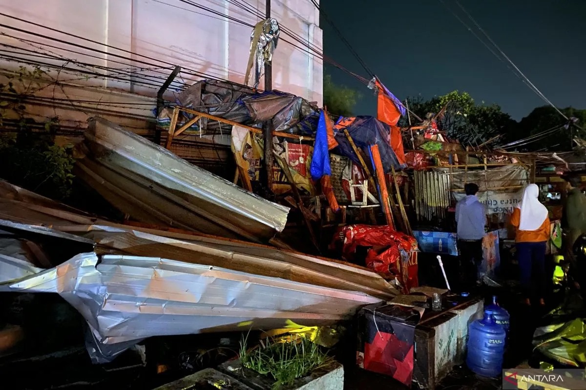 polresta bandung kerahkan personel evakuasi puing puting beliung 70488 1