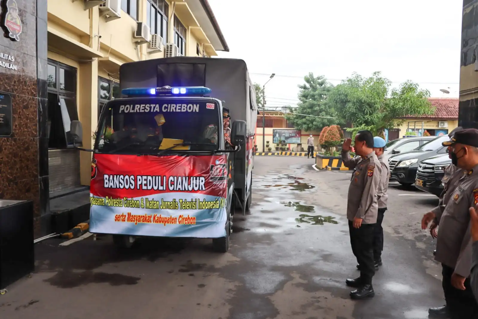 polresta cirebon dan ijti salurkan bantuan yang terkumpul dari posko peduli cianjur 51844