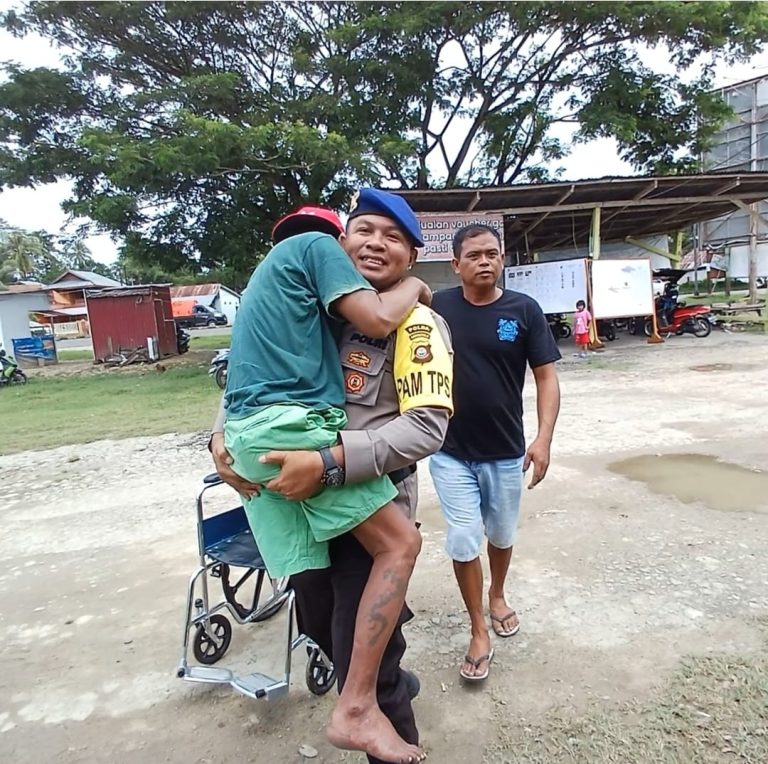 polri bantu pemilih disabilitas menuju tps di desa yosonegoro 70199