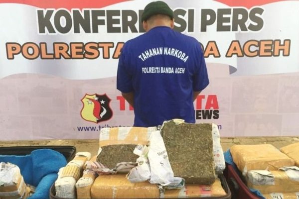 polri berhasil mengamankan ganja seberat 12 kilogram di bandara iskandar muda 50835
