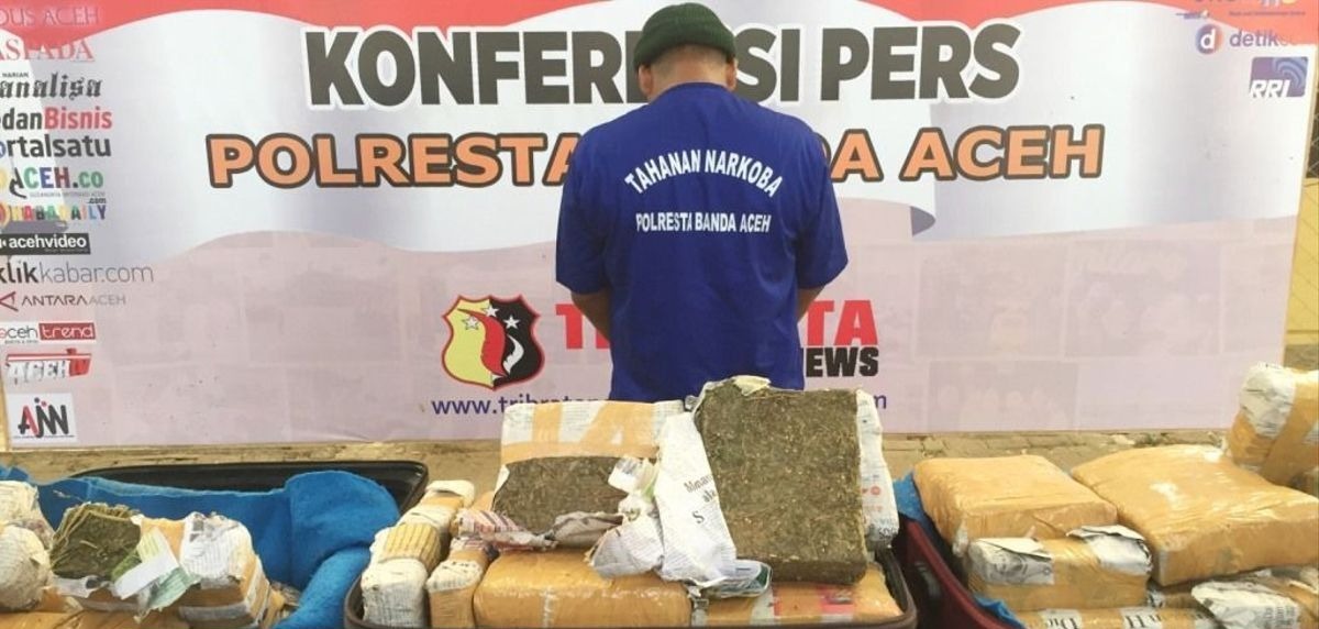 polri berhasil mengamankan ganja seberat 12 kilogram di bandara iskandar muda 50835