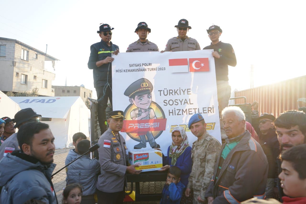 polri beri bantuan bahan pokok bagi korban gempa turki 55036