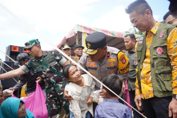 polri beri bantuan korban banjir rohil dan sosialisasi pemilu 69420