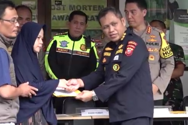 polri berikan tali asih kepada keluarga korban kecelakaan km 58 tol japek 72472