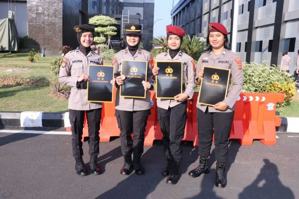 polri berprestasi polwan polda sumsel raih pin emas dan piagam penghargaan 62035