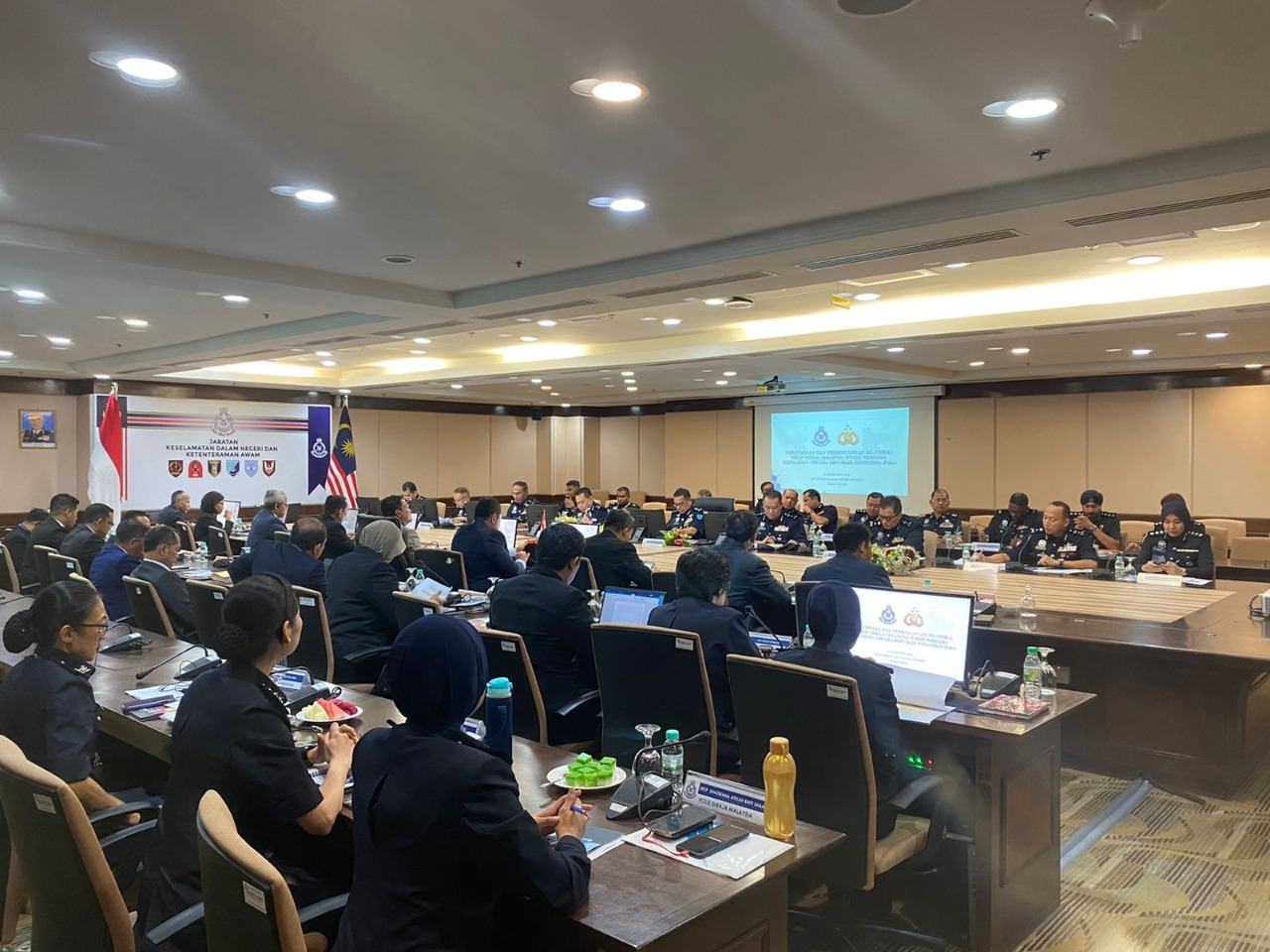 polri dan polisi malaysia perkuat kerja sama deportasi buron dari indonesia malaysia 52471