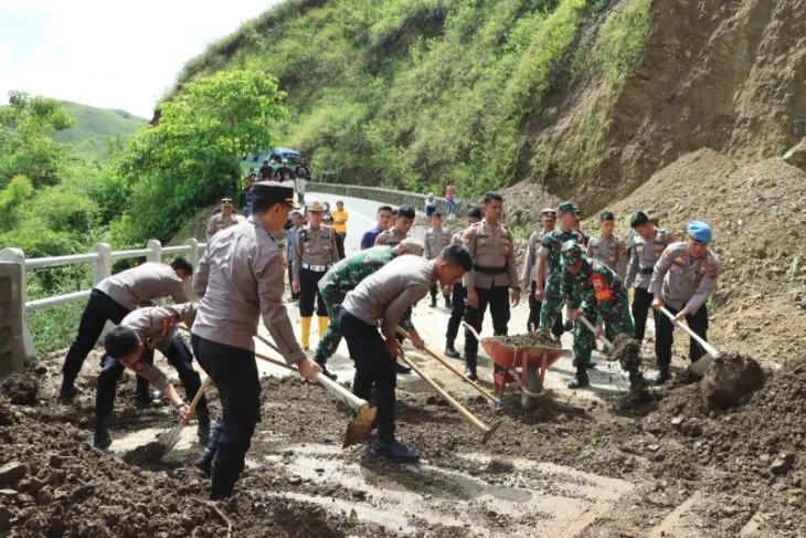 polri dan tni bantu bersihkan timbunan tanah longsor akibat hujan deras di samosir 57808