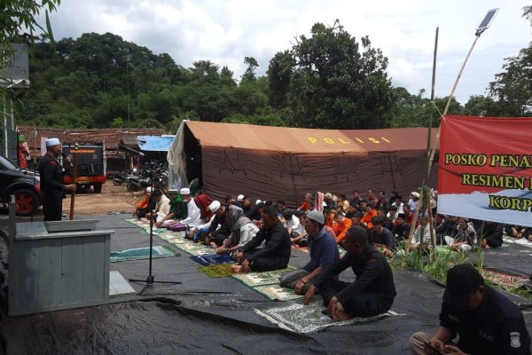 polri gelar salat jumat dan salat gaib berjamaah di lokasi gempa cianjur 51839