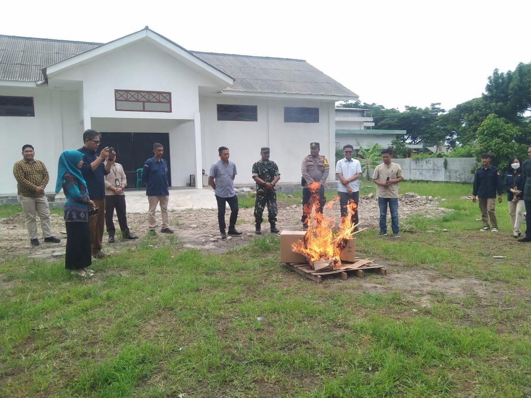 polri kawal pemusnahan surat suara rusak dan kelebihan di kpu lampung selatan 81334