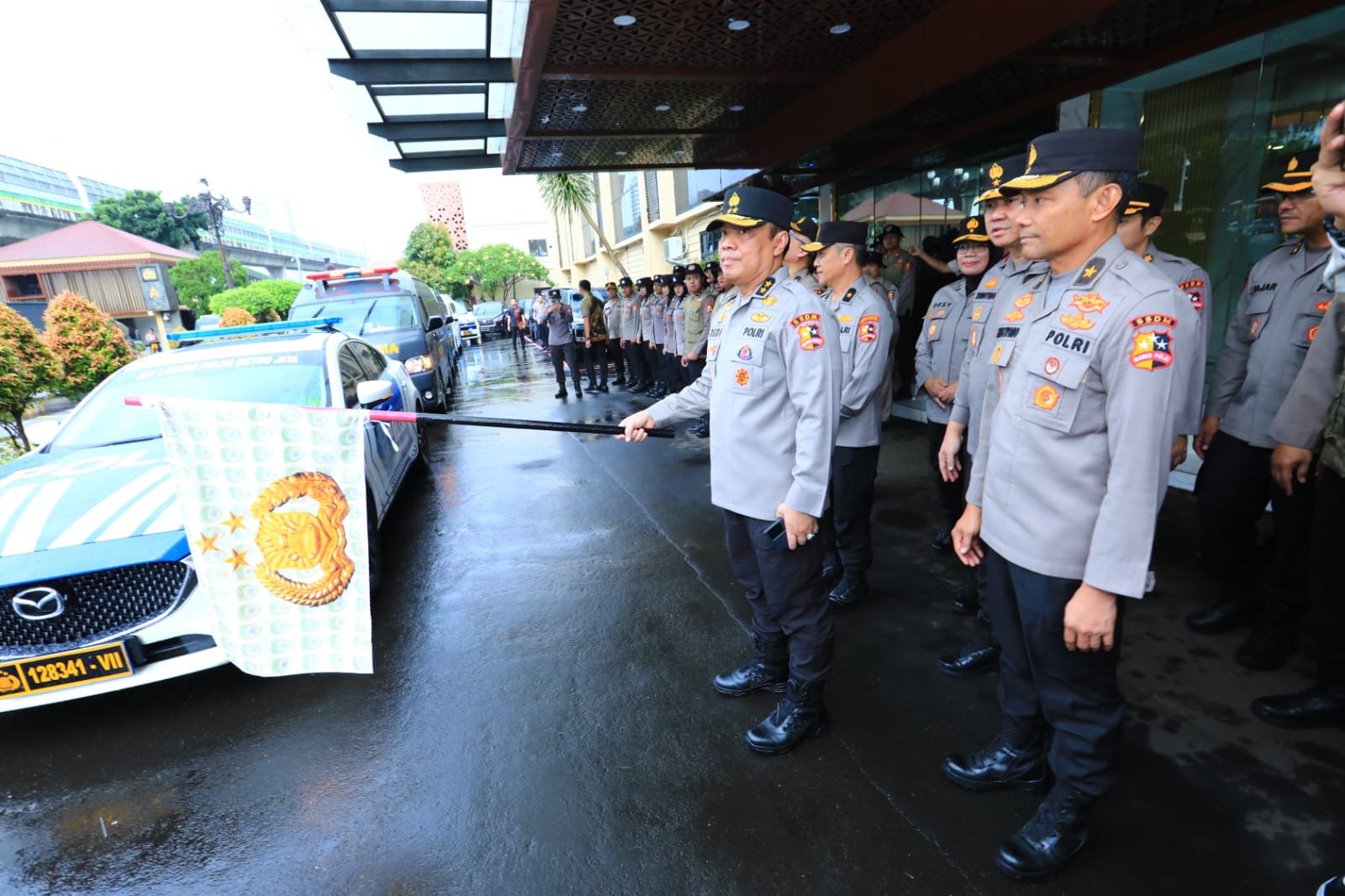 polri kirimkan bantuan kepada korban banjir di jawa tengah 71668