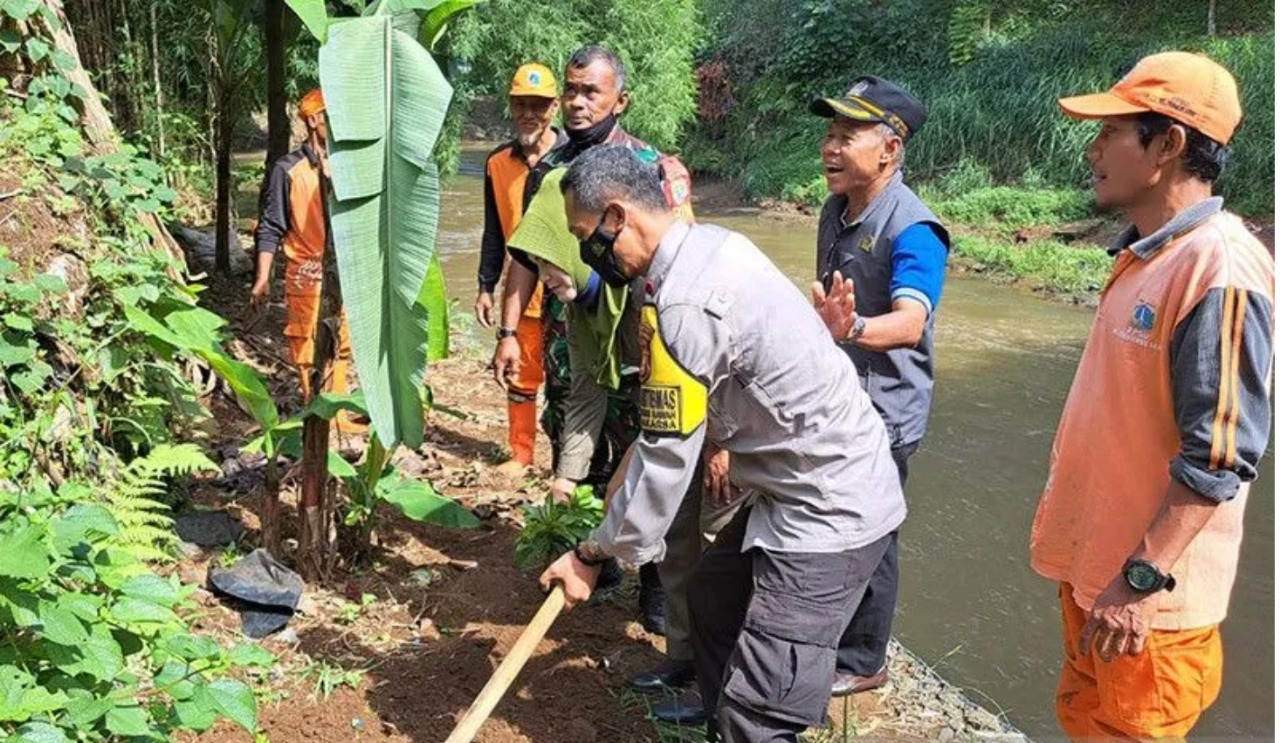 polri kuatkan peran bhabinkamtibmas melalui program satu bhabinkamtibmas satu desa 53201