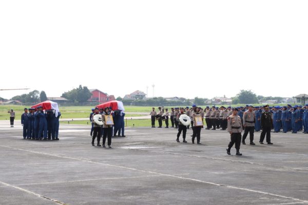 polri laksanakan upacara penerimaan 2 jenazah kru helikopter p 1103 52001
