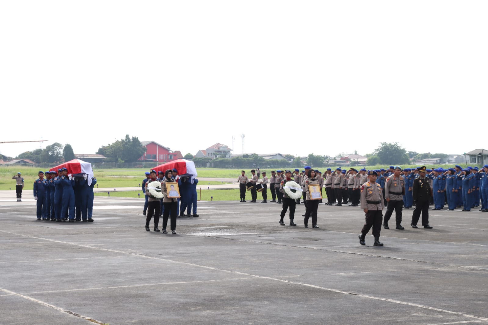polri laksanakan upacara penerimaan 2 jenazah kru helikopter p 1103 52001