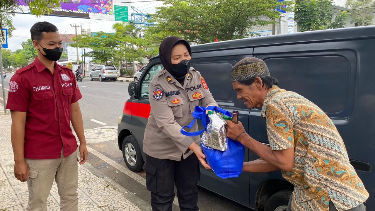 polri mengadakan kegiatan bakti sosial menyambut hut ke 71 humas polri 51018 1