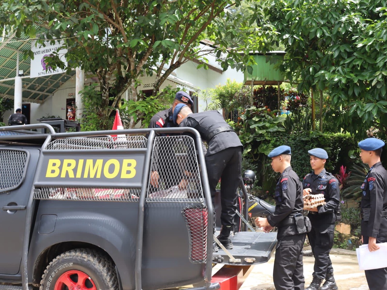polri peduli brimob adakan bhakti sosial di singkawang 50140