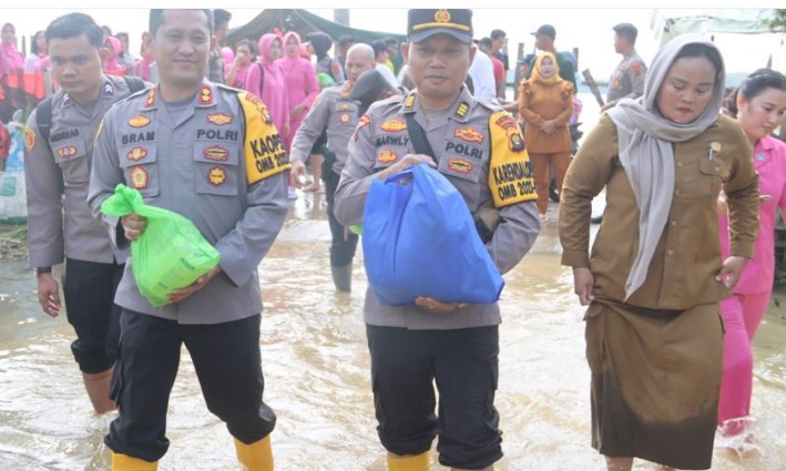 polri peduli kapolres muaro jambi salurkan ratusan paket sembako untuk korban banjir di desa pulau kayu aro 69274