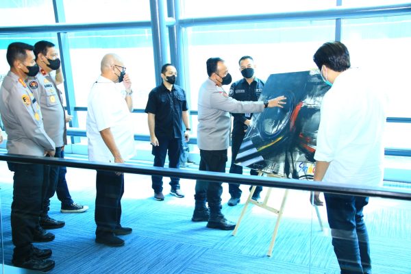 polri percantik bandara soetta dengan lukisan karya para difabel 52854