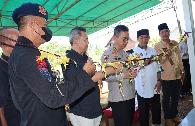 polri serahkan 3 kunci program bedah rumah kepada warga kurang mampu di bengkulu 56738