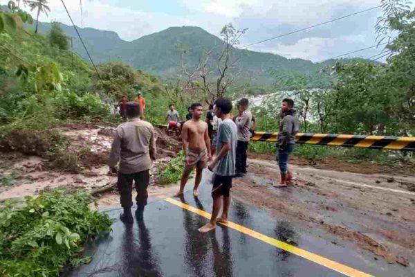 polri sigap membantu warga diterjang banjir dan longsor di lotara 50657