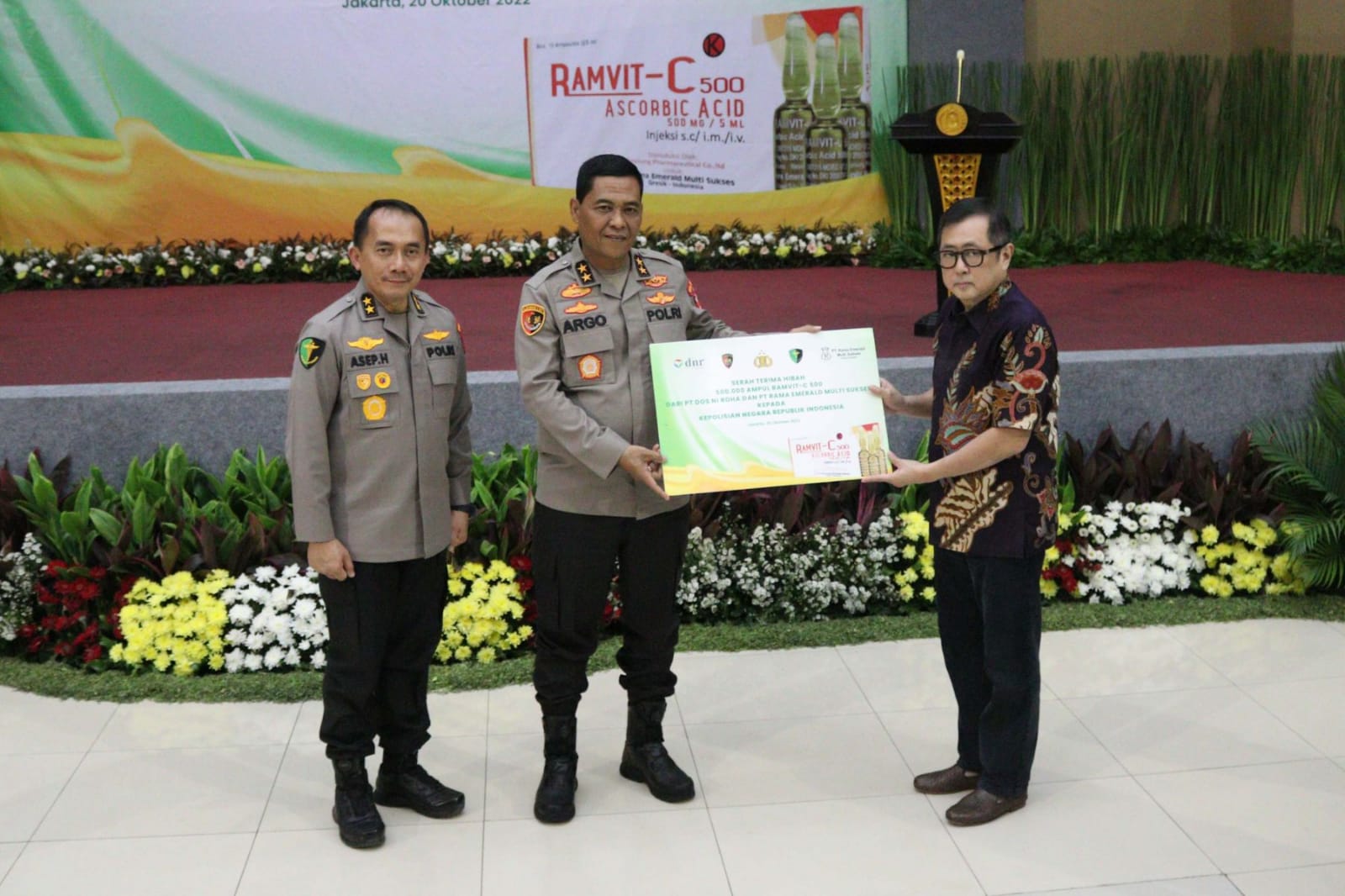 polri terima hibah 500 ribu dosis vitamin c injeksi 50797
