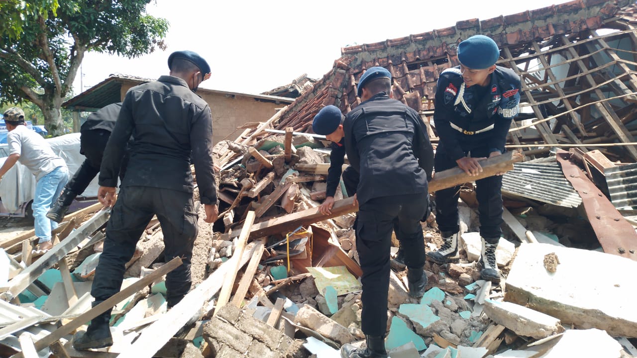 polri terus jaga keamanan di lokasi pengungsian gempa cianjur 52172