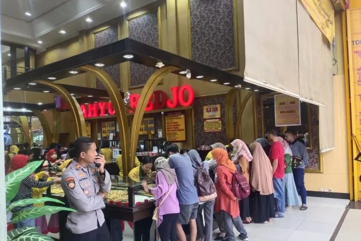 polri tingkatkan pengamanan sejumlah toko emas di mojokerto selama libur lebaran 57079
