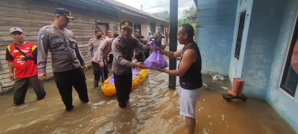 polri tunjukkan solidaritas kemanusian bantu korban banjir di barito timur 47292