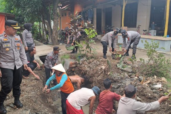 polsek indramayu gotong royong bersihkan selokan guna antisipasi banjir 50807
