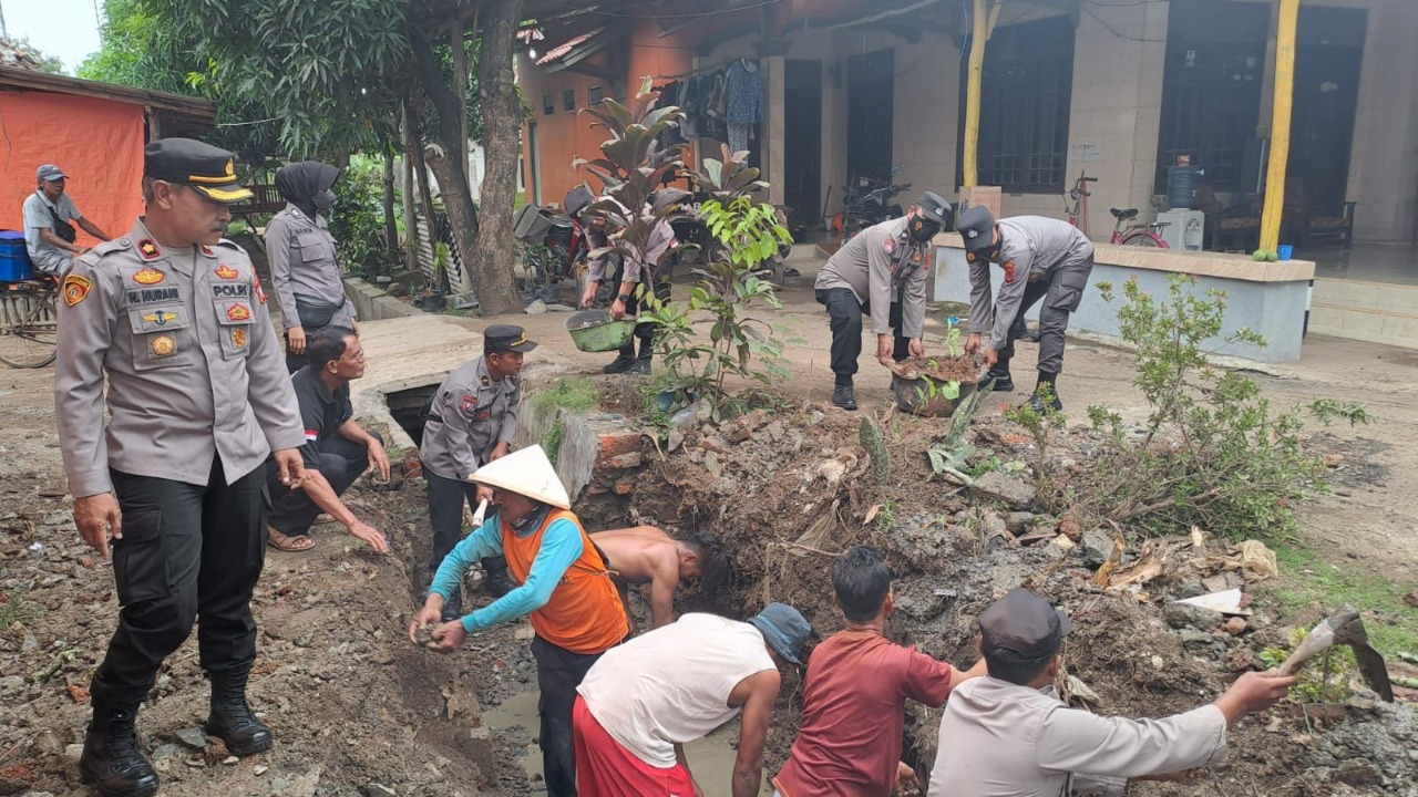 polsek indramayu gotong royong bersihkan selokan guna antisipasi banjir 50807