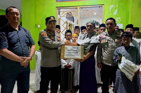 polsek sagulung serahkan bantuan ke panti asuhan 50599