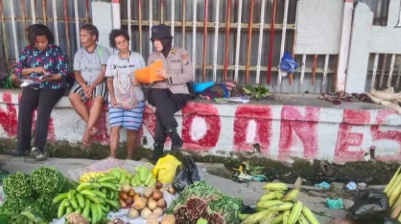 polwan ajari mama mama oap membaca dan menulis di jayapura 66106