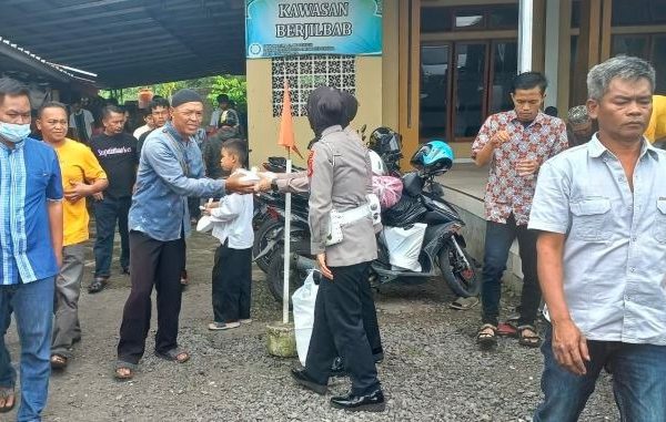 polwan berbagi nasi box kepada jemaah di mesjid al mujahidin 49584