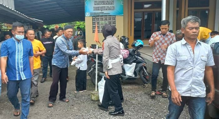 polwan berbagi nasi box kepada jemaah di mesjid al mujahidin 49584